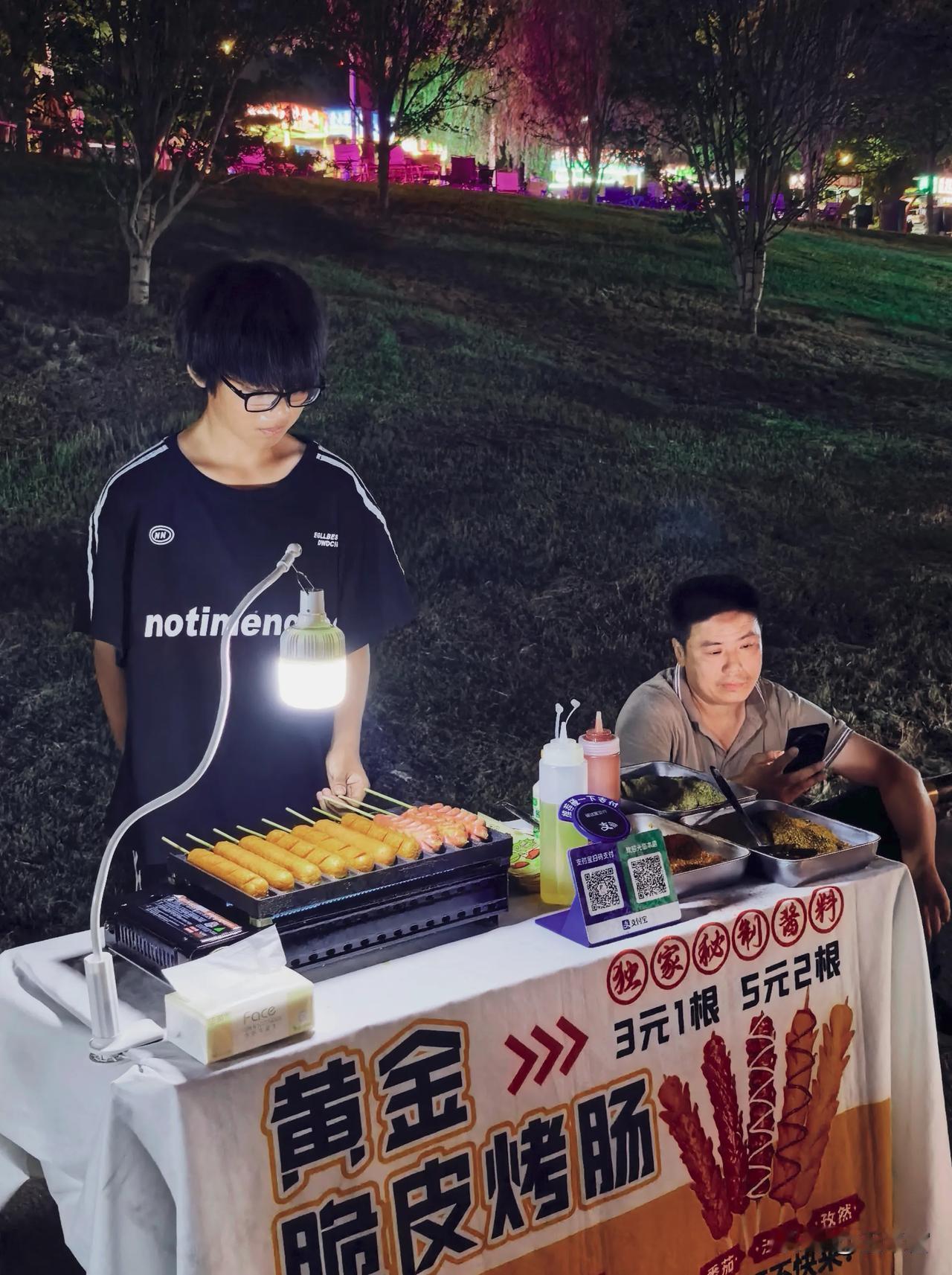 街头偶遇宝藏脆皮烤肠，真是移动的快乐站，现烤的外酥里嫩。老远就闻到了烤肉的味道，