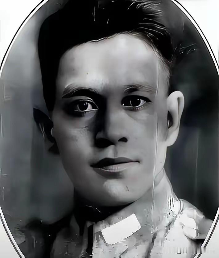1943年，苏北伪军排长谷德培，搜剿时撞见困于厕所的新四军，抬手朝天连开三枪：他