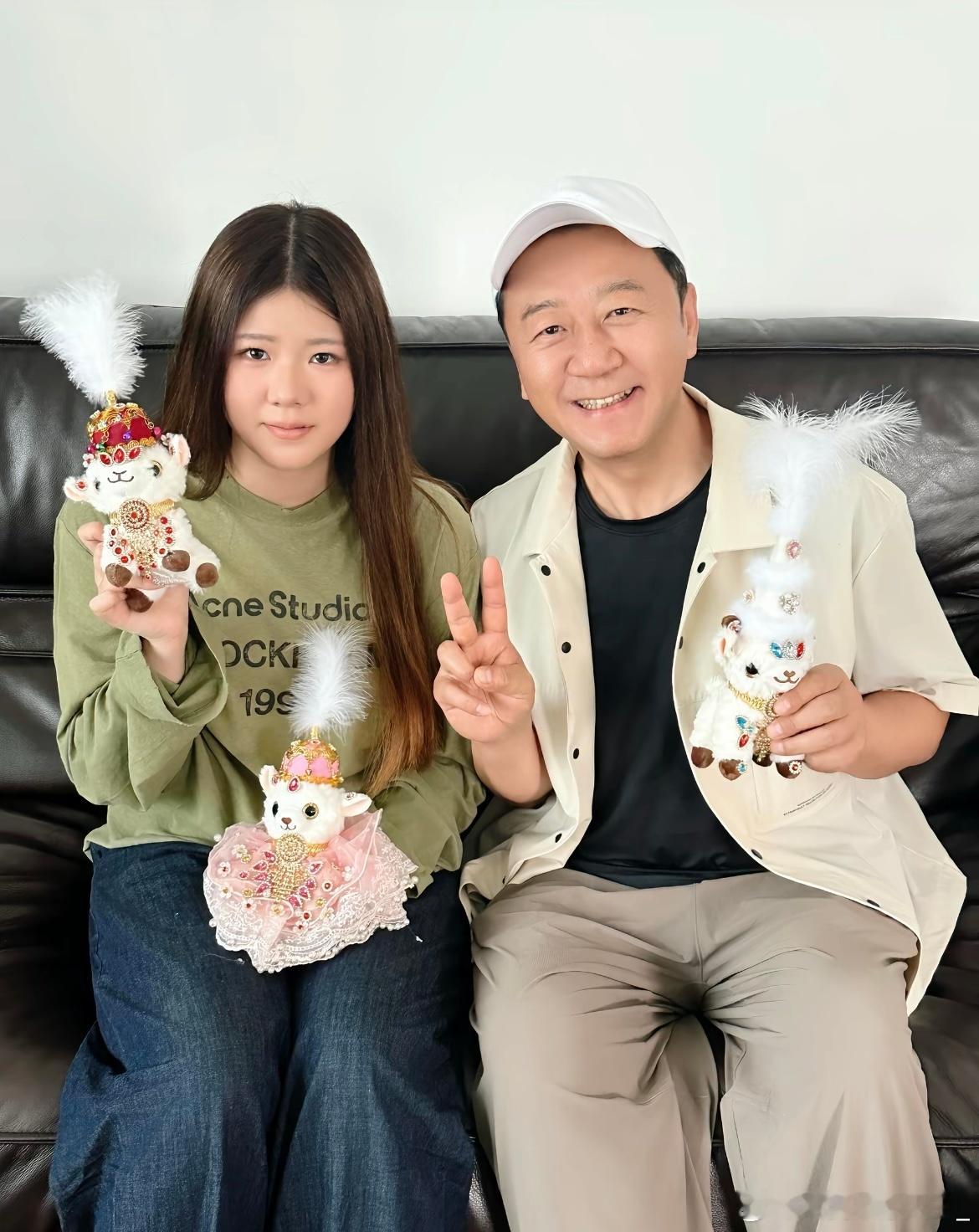郭涛亲手给女儿制作小羊玩偶，起因是女儿经常刷到小羊视频，经常和家里人念叨，郭涛默
