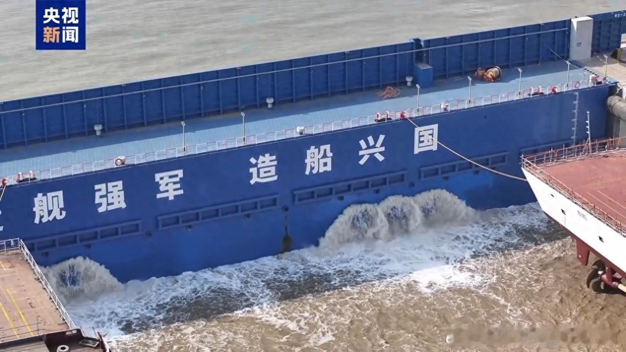 今天，由我国自主研制建造的076两栖攻击舰首舰下水命名仪式在上海举行。076两栖