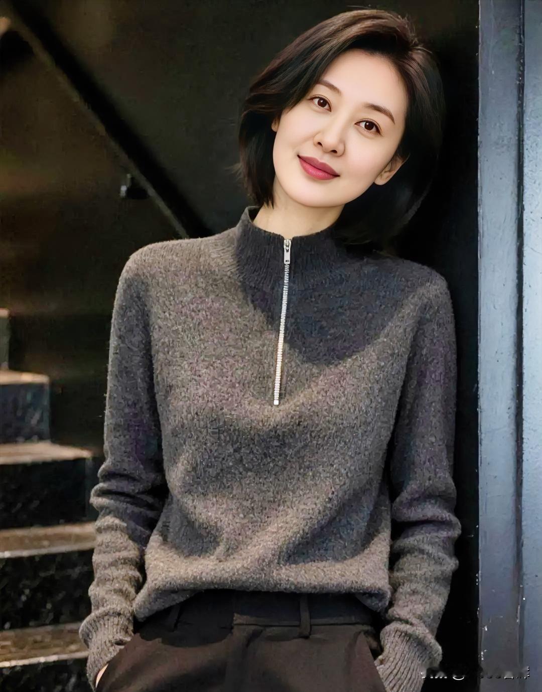 墨灰绒衫衬温婉，
短发藏清韵，
浅笑间，
岁月酿成温柔的诗。