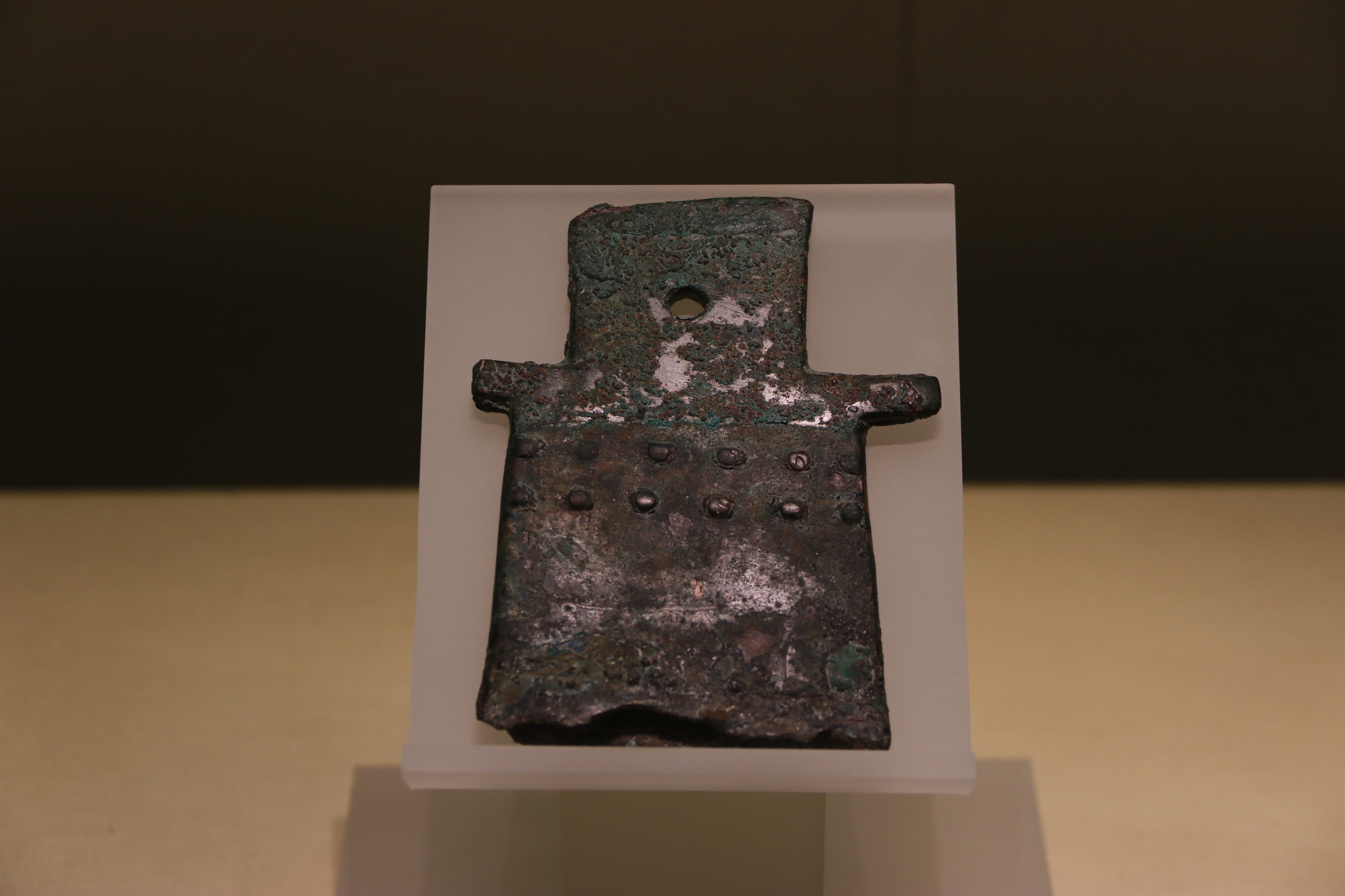 铁刃铜钺 商 河北博物院藏1972年河北藁城台西村商代遗址出土，残长11.1厘米