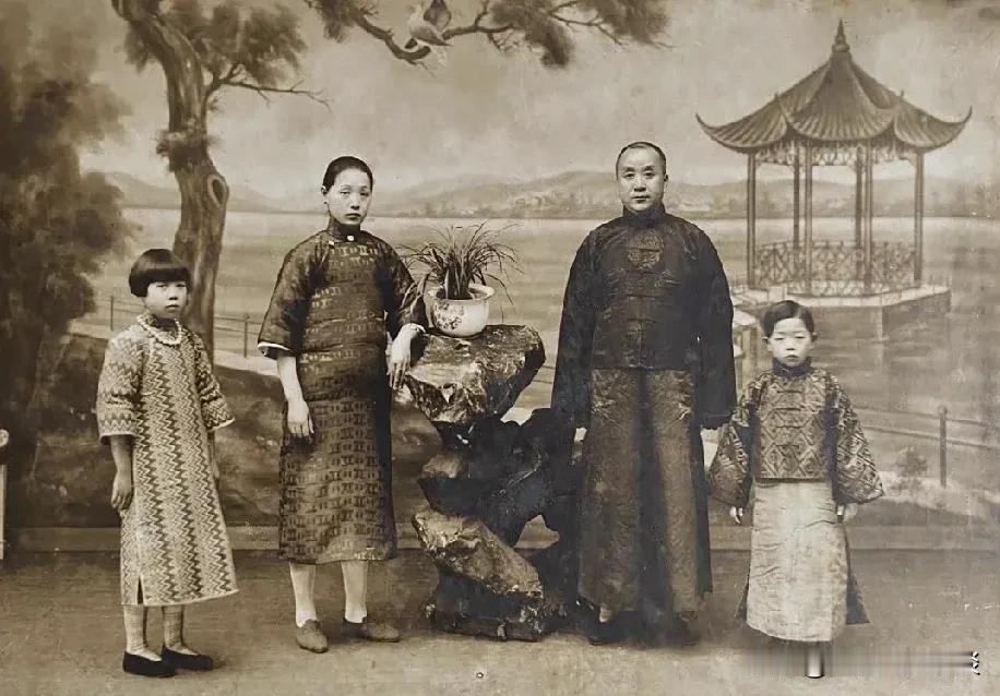 《百年光影：一张老照片背后的故事》
时光荏苒，岁月如梭。当我们回望历史的长河，那