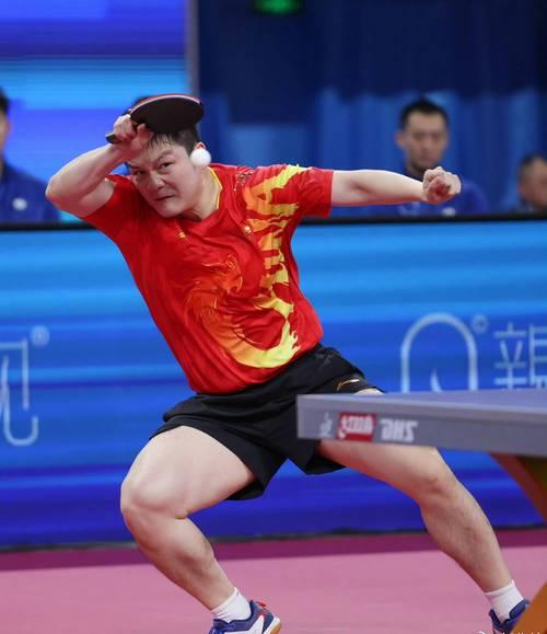 世界冠军樊振东拖着俩大箱子挤在人群里，低调得让路人不敢相认。这才是真正的顶流！