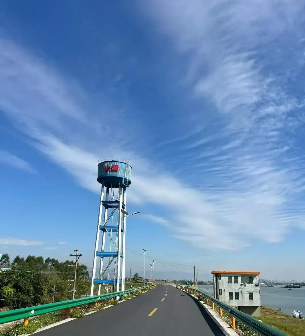 95后表弟有房有车，工作稳定，却被爸妈天天催婚，生日宴上直接安排相亲。
他当场翻