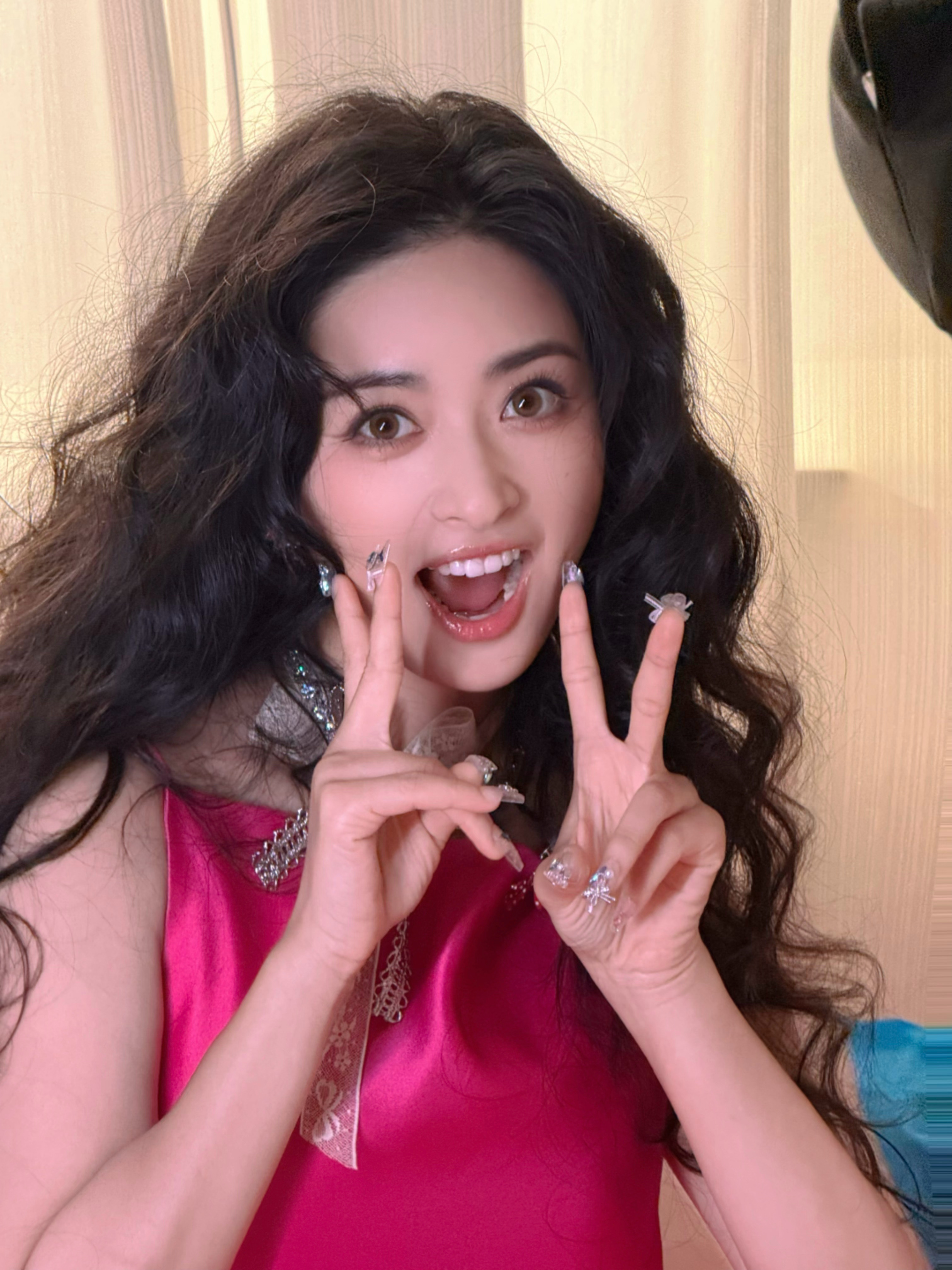 我做完新年美甲就这样显摆（想说这个瑞丽杂志妆造真的很心细，沈月的指甲每次都让她修