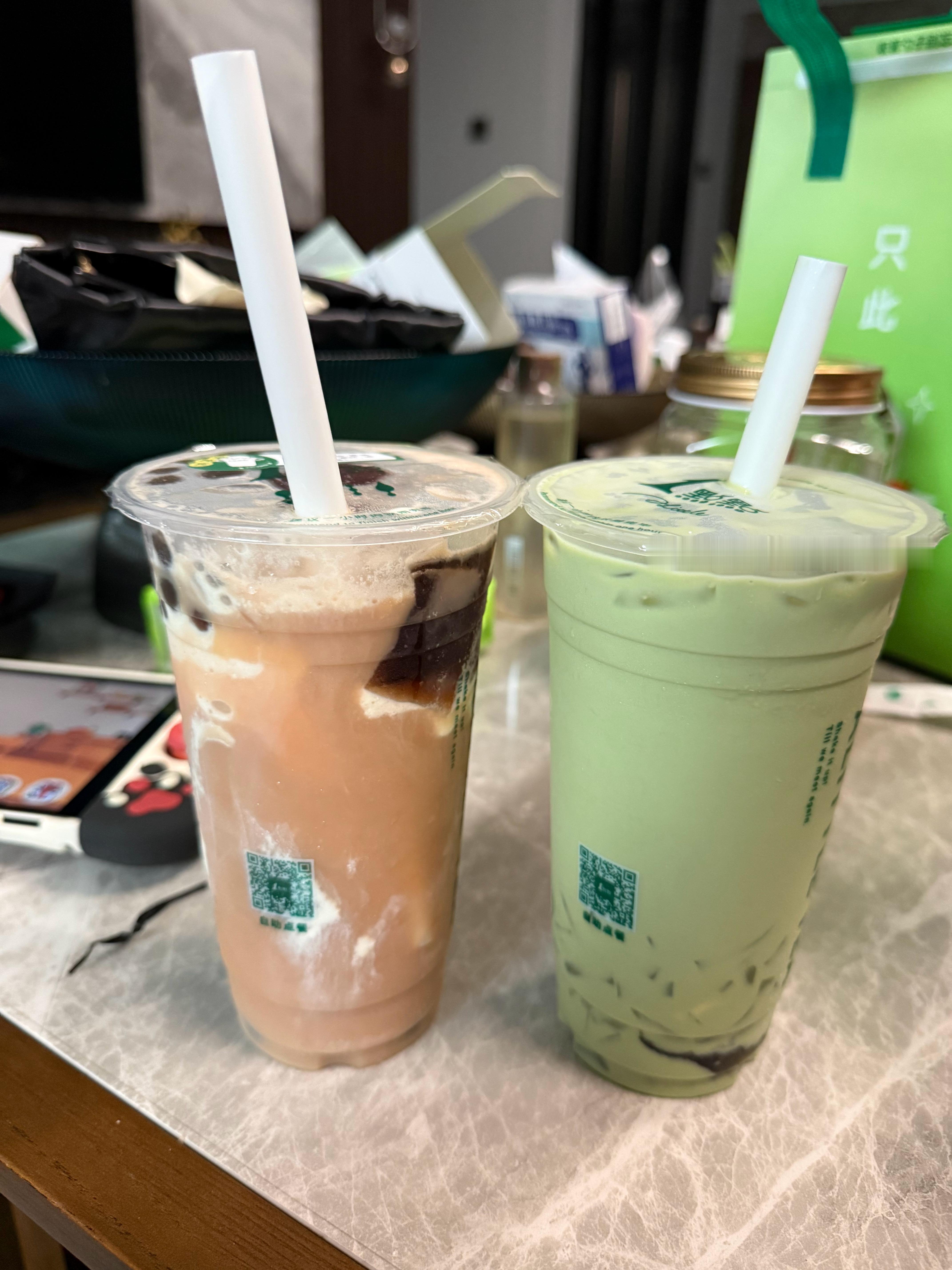 我忘记摇奶茶了……我的冰淇淋红茶…… 