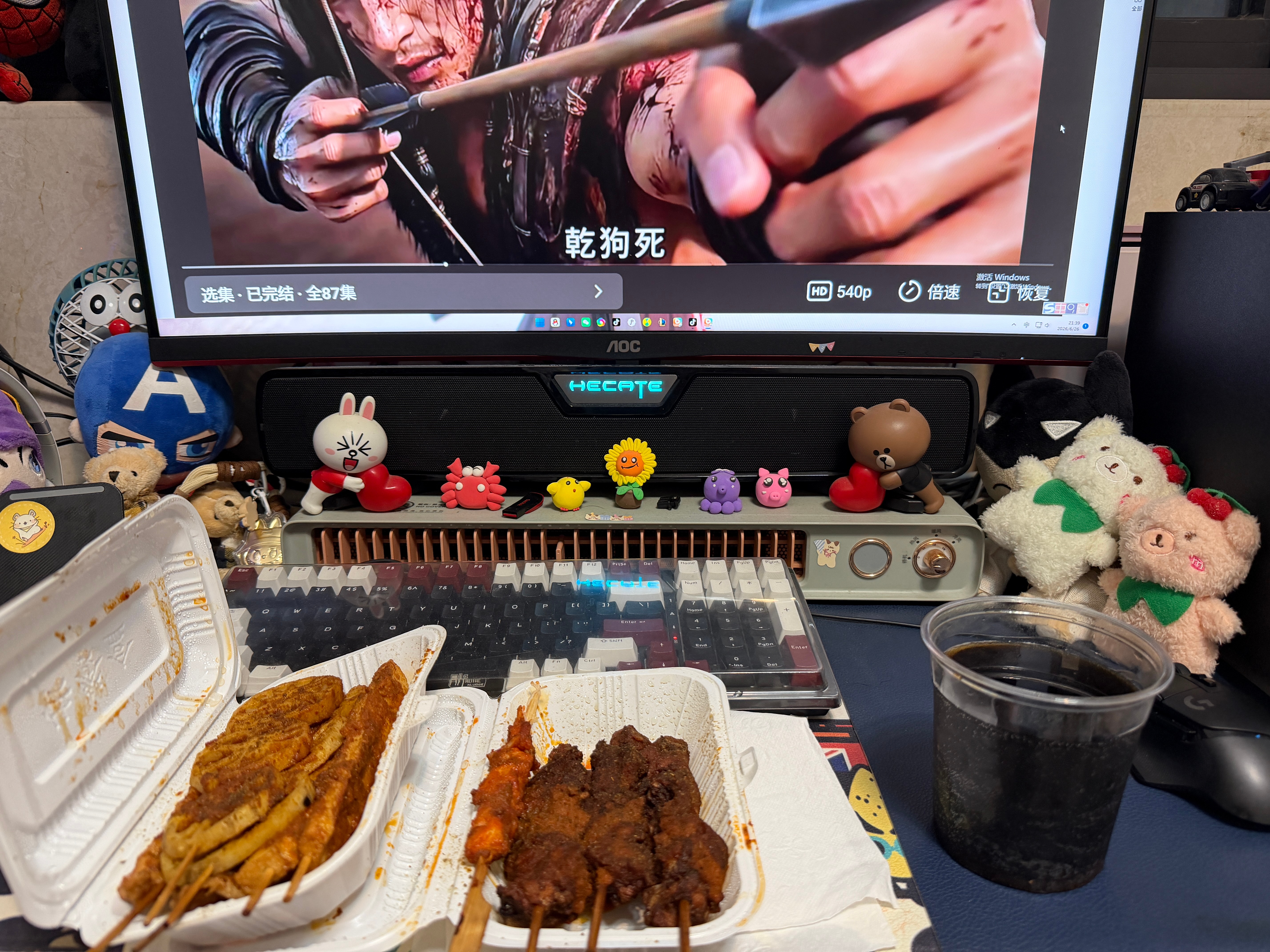 吃着炸串，喝着快乐水，看着红果～～ 周五的夜晚，就应该这样过！ 记录生活生活手记