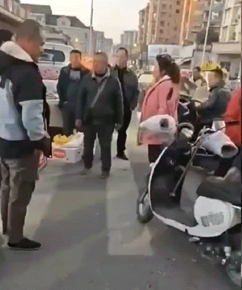 网友:谁说女子不如男，一米八大汉直接放倒！