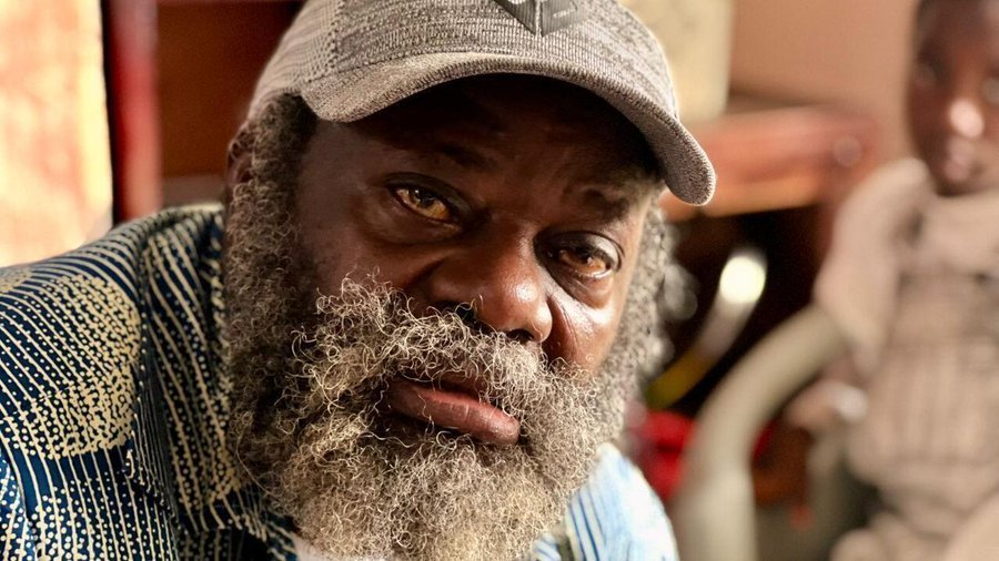 🇨🇲 喀麦隆知名记者蓄须明志，国家未组建新一届政府便绝不剃须《信使日报》记者