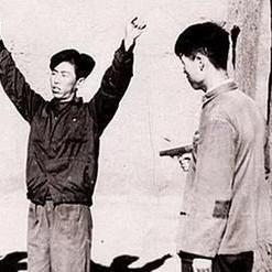 1986年夏天，一女两男到故宫游玩，那个女子突然说了一句很奇怪的话：这大殿的气派