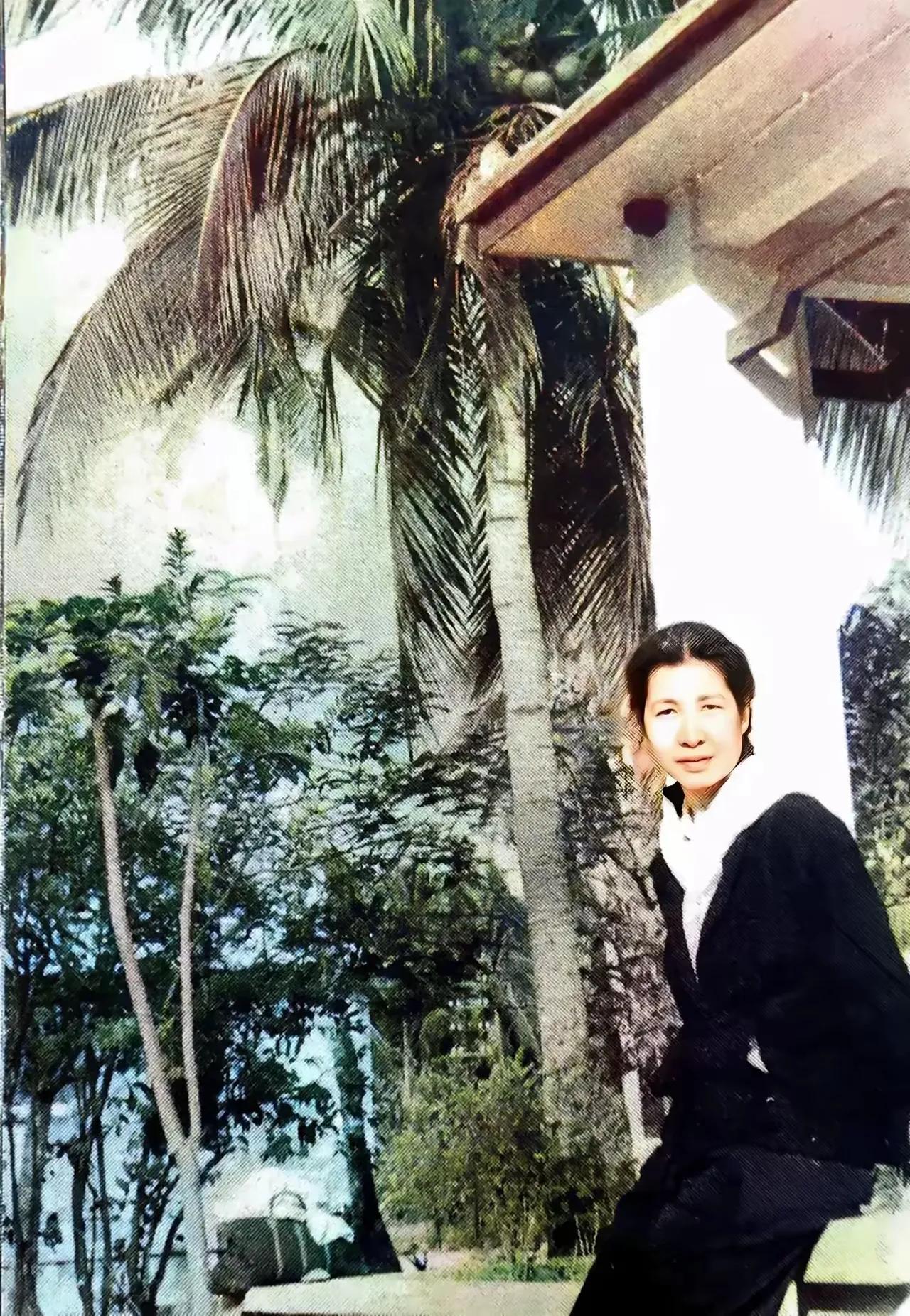 啊，好美的一张照片！那是五十年代，毛主席与贺子珍井冈山时的战友和知己曾志，在广州