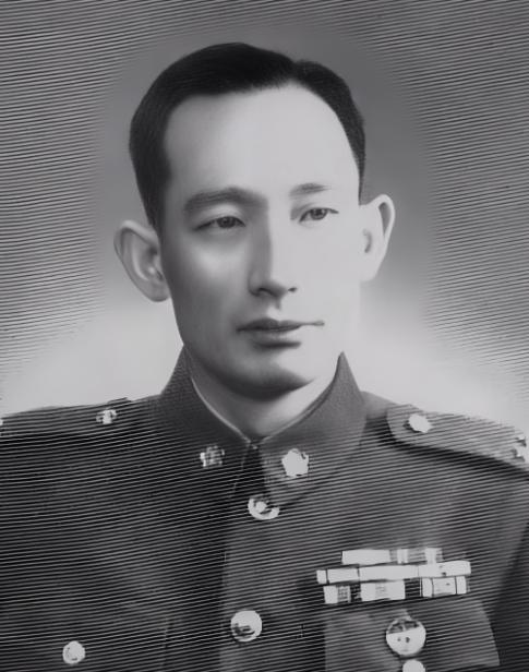 1949年，国军中将文强被俘，到了战俘营，一个军官小声对他说：“前面站的参谋让我