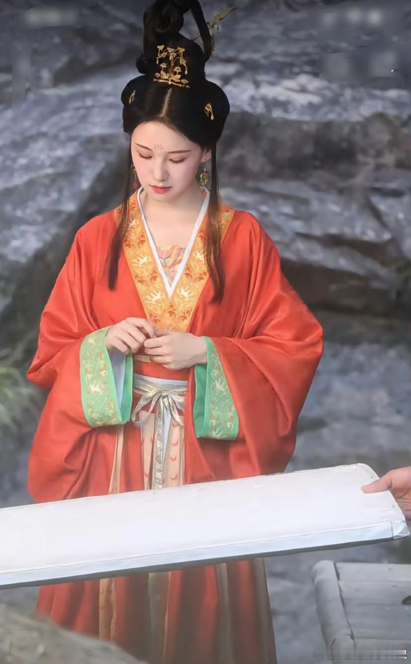 江湖夜雨十年灯这个配角是谁啊，衣服都好好看，发型也美丽。 ​​​