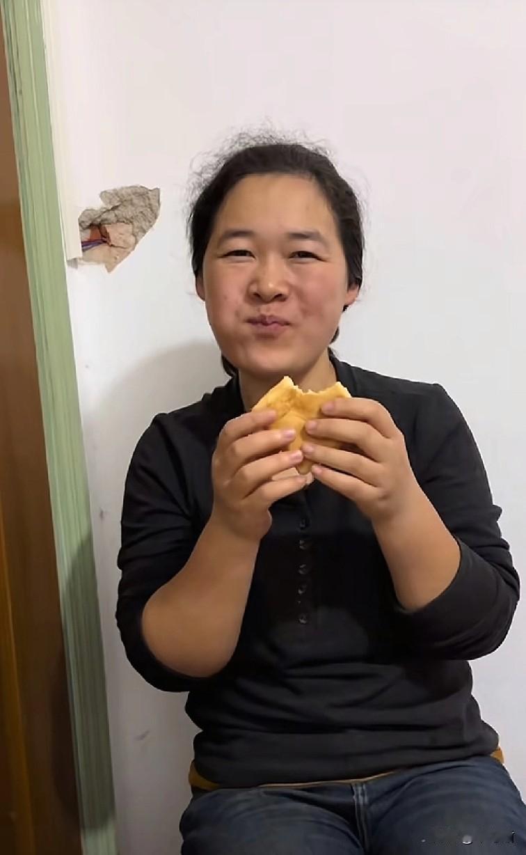 哦哟喂，“夹子姐”又回来了，这鸡皮疙瘩掉了一地啊。

只字不提和前夫的恩恩怨怨了