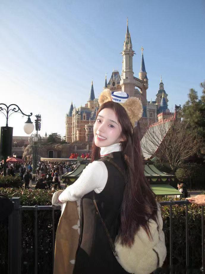 恋综女嘉宾撞脸张元英恋综颜值高光时刻，章梓馨长相酷似张元英，精致长相自带公主气场