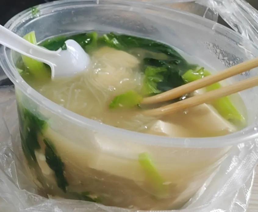 砂锅+油饼共计17元，大家觉得是贵还是便宜呢，油饼是3元一张的，买了一张，砂锅是