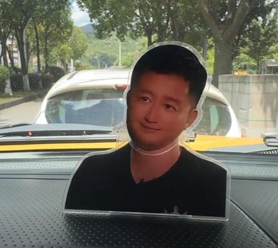 昨天我就觉得，吴京的这个摆件应该会很快就有人制作出来！没想到来的这么快，
今天就