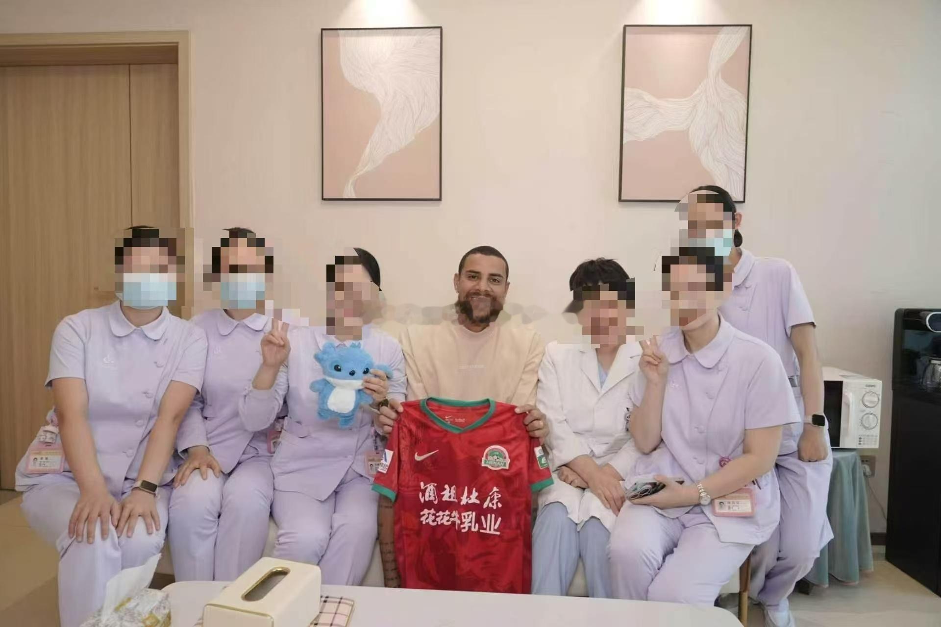 我想知道 我想知道是哪位天才  这件球衣是谁给古斯塔沃的 您是咋想的？是欺负古斯