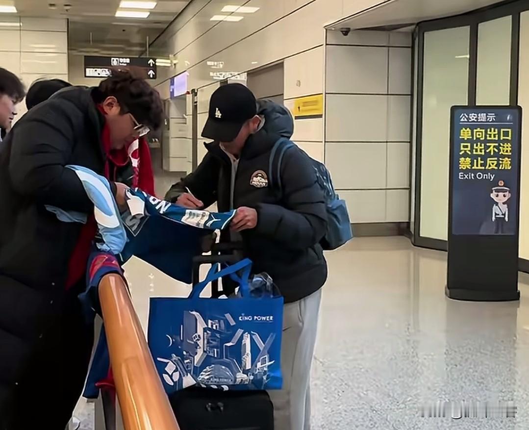 河南队结束冬训于今天上午顺利落地，接下来球队将会集体放假欢度春节！
根据俱乐部冬