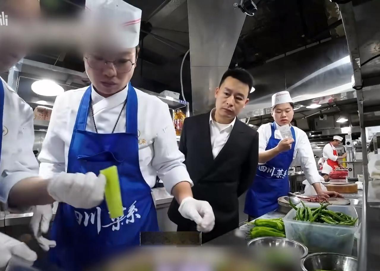 韩国综艺偷学中餐，一个号称“中餐女王”的韩国女厨师，到成都中餐厅偷师学习中餐
她