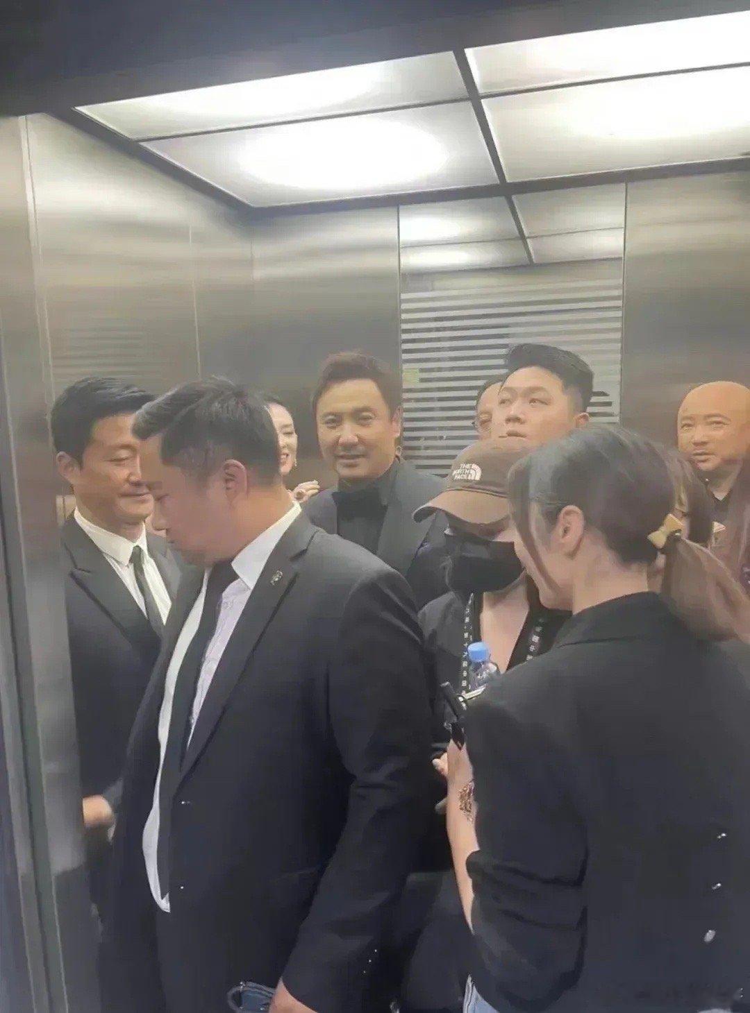 如果你要赶这个电梯，你会说啥？ ​​​