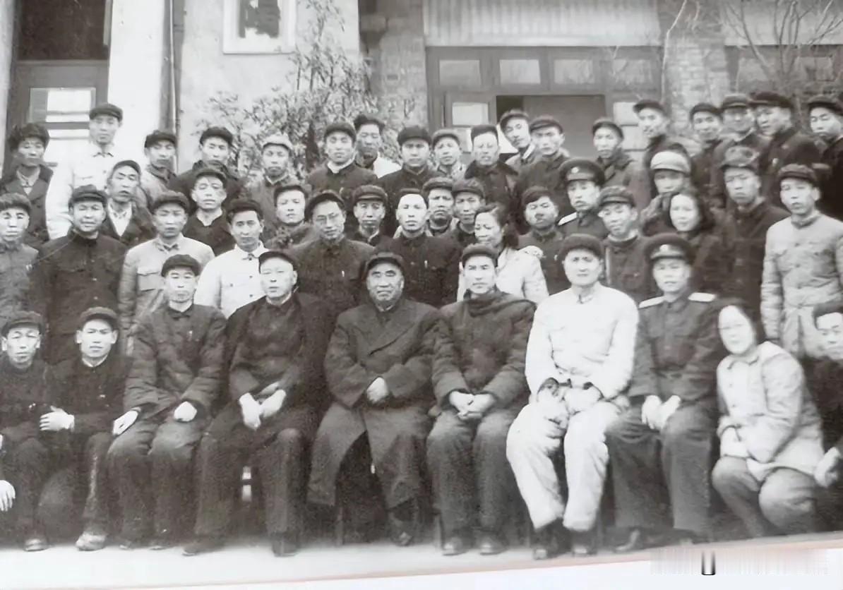 1957年3月13日，朱德元帅在绵阳西山与地方干部的合影，西南局第一书记、四川省