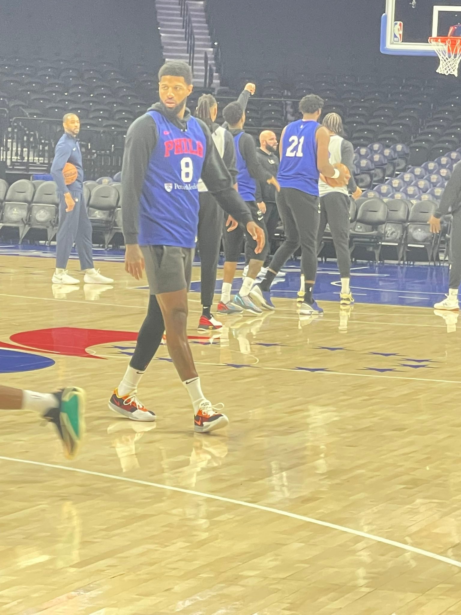 参加球队集训的保罗·乔治费城76人NBA点赞成金