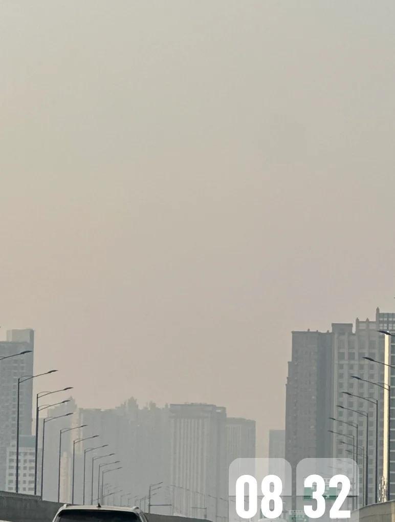 雾霾之下，焦虑却无能为力
通过今年冬天的交流和观察
我身边绝大部分人（接近全部）