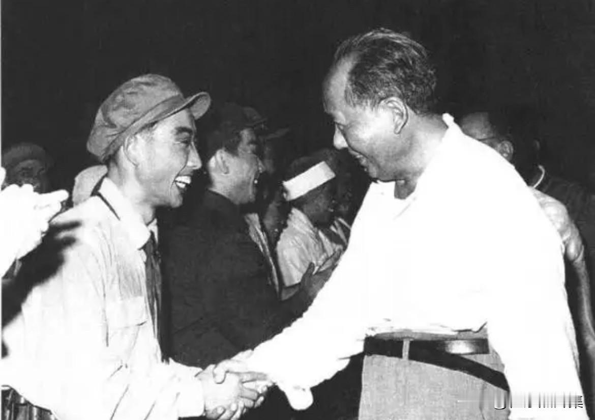1964年8月10日，毛泽东主席在北戴河观看了山东省京剧团演出的现代京剧《奇袭白
