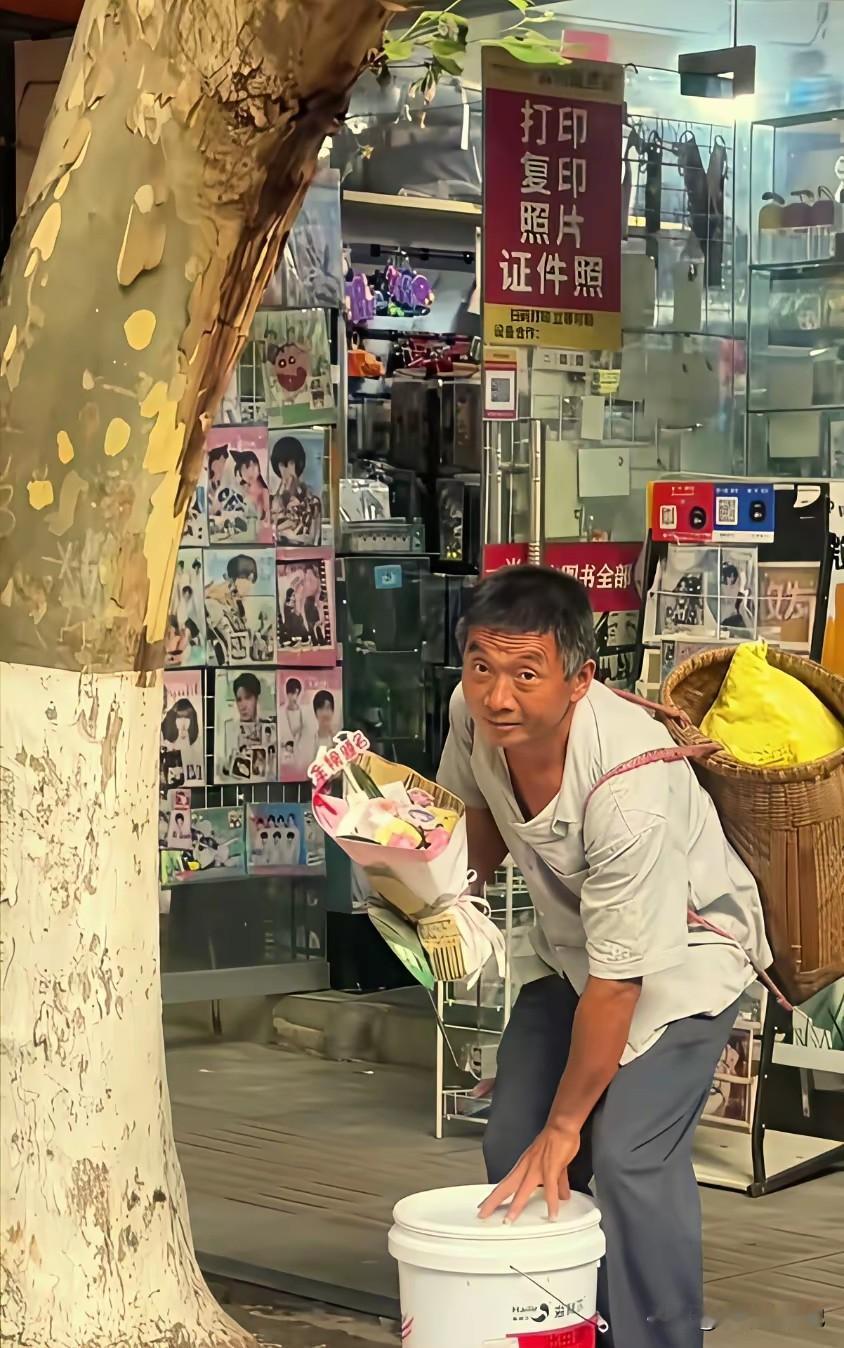 高考那天发生的一件事，温暖了无数人的心。这不，四川资阳又有一位父亲背着旧背篓，提
