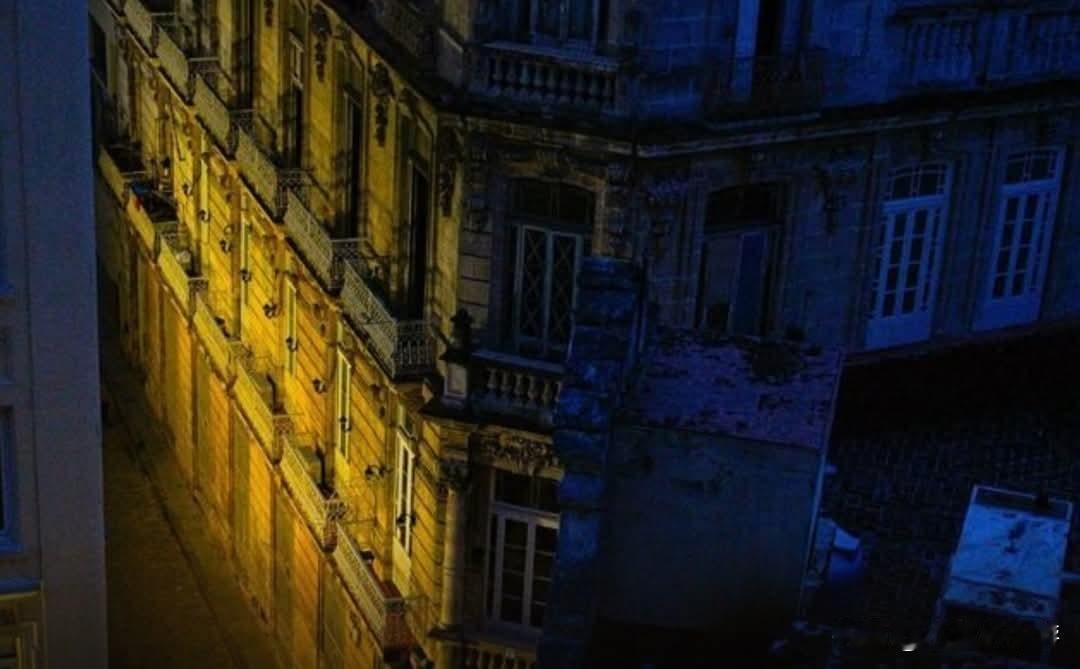 面临严峻能源危机的古巴，国家电网在周一全面崩溃，导致约1000万人口陷入黑暗。这