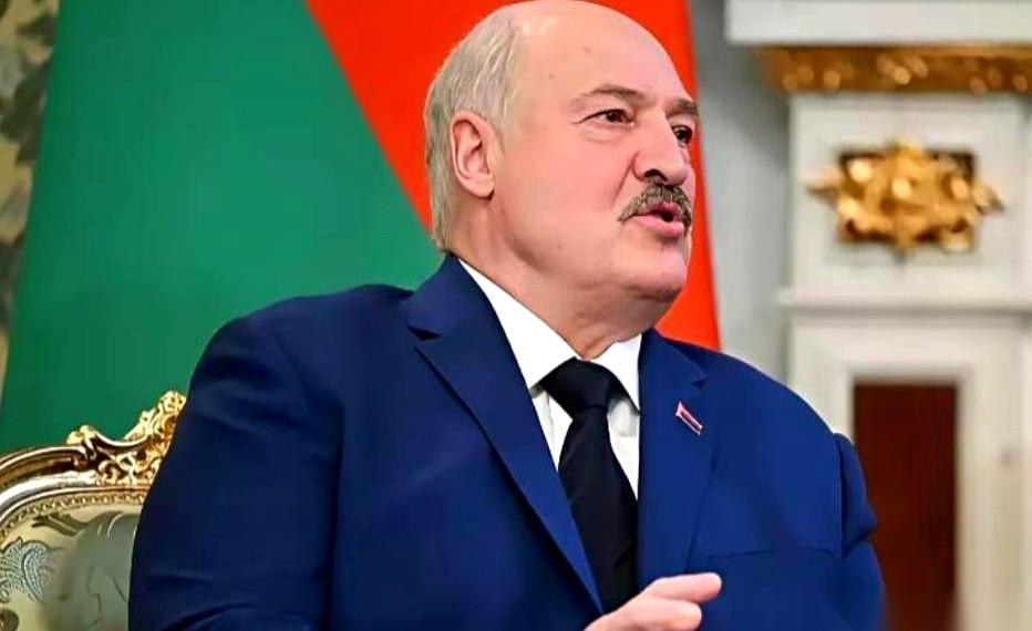 白俄罗斯总统卢卡申科，一句话把天捅了个窟窿。
在一个大家都在讨论大国博弈的时刻，