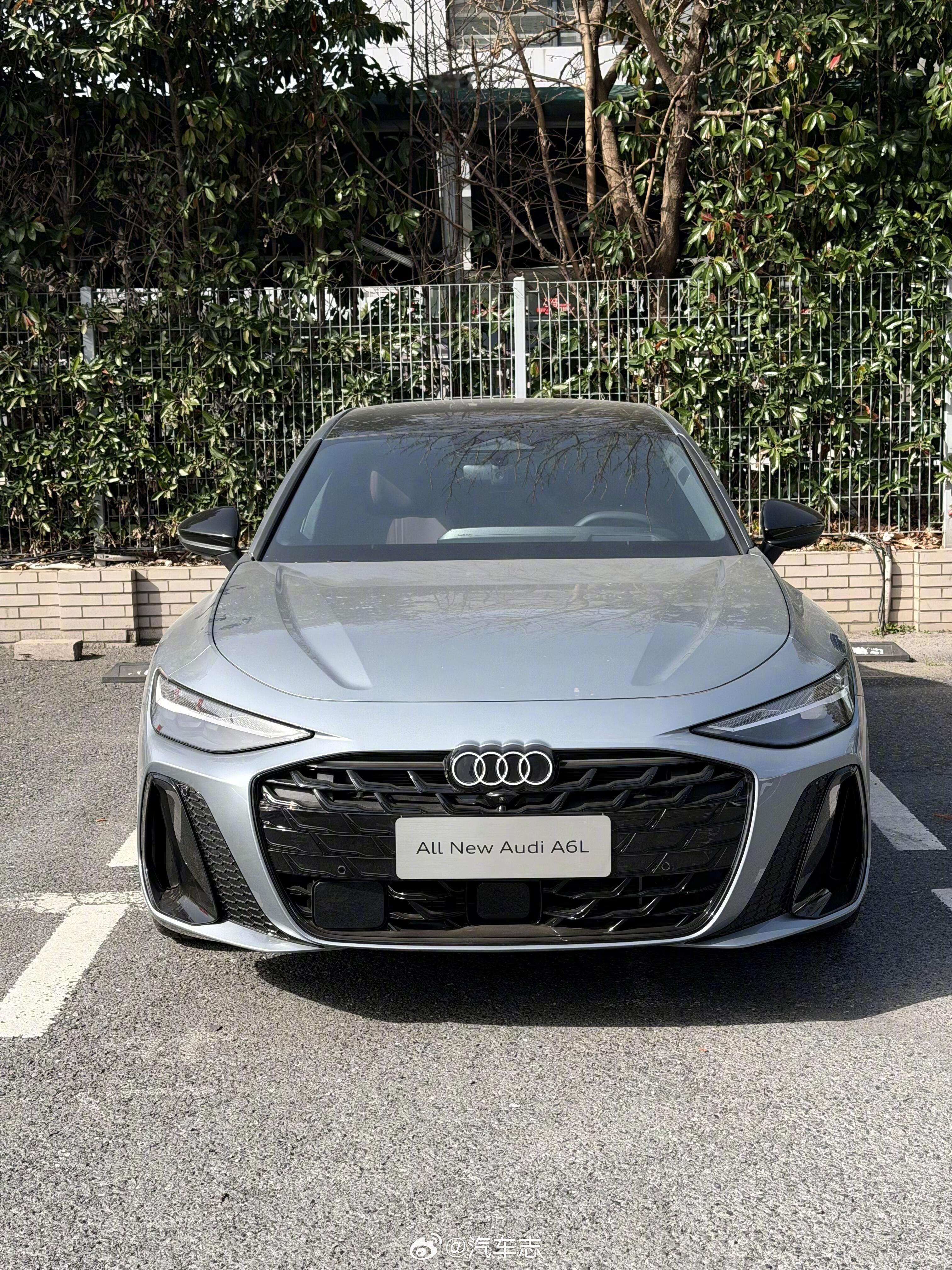 全新A6L陆续到店了，这台配色不错，想试驾奥迪