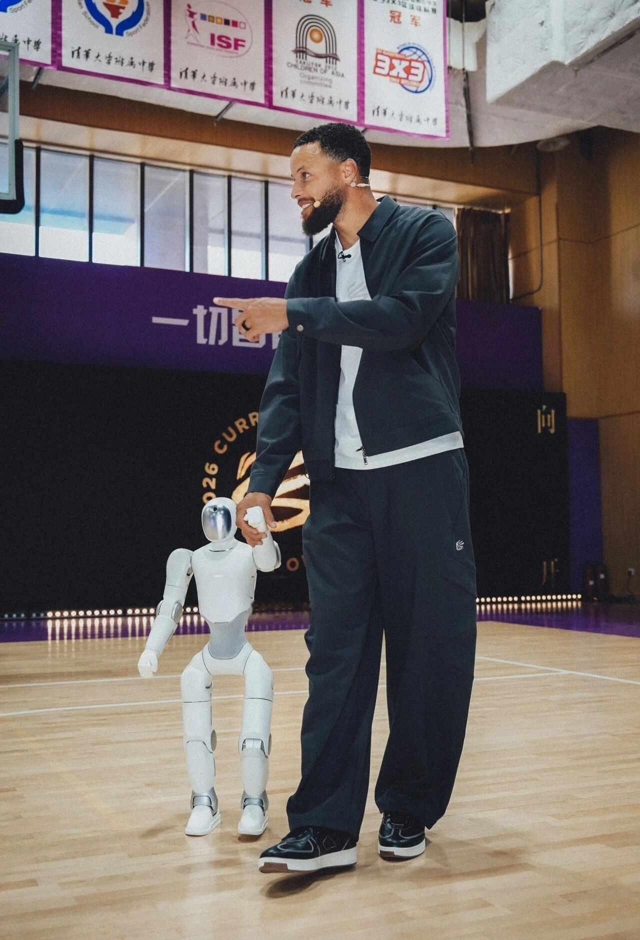 库里✕启元Q1
​
​恭喜NBA巨星库里成为全球首批个人机器人拥有者[庆祝][庆