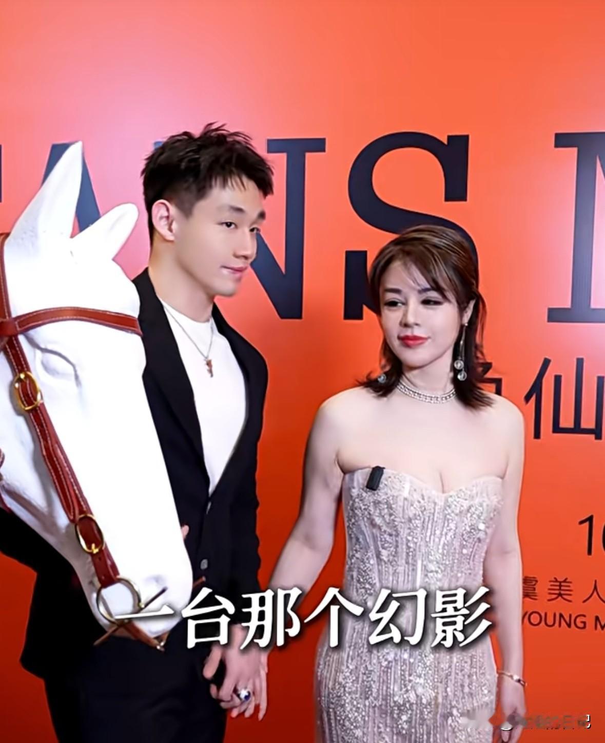 于文红对小男友太大方了，出手就是几千万！
一台劳斯莱斯幻影，1200万，
一辆大