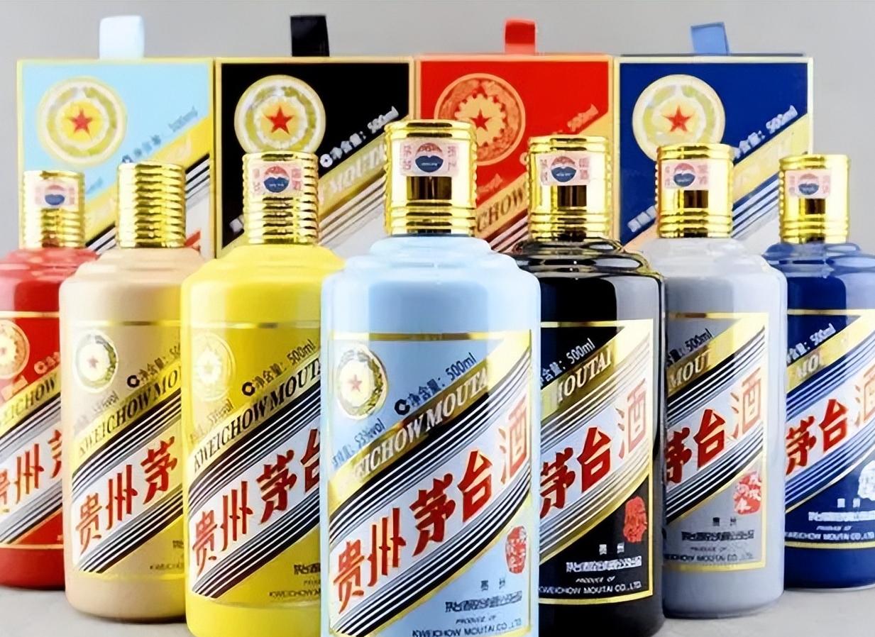 请朋友来家里做客，准备了一桌丰盛的饭菜。饭前在桌子上备了一瓶价值300多的白酒。