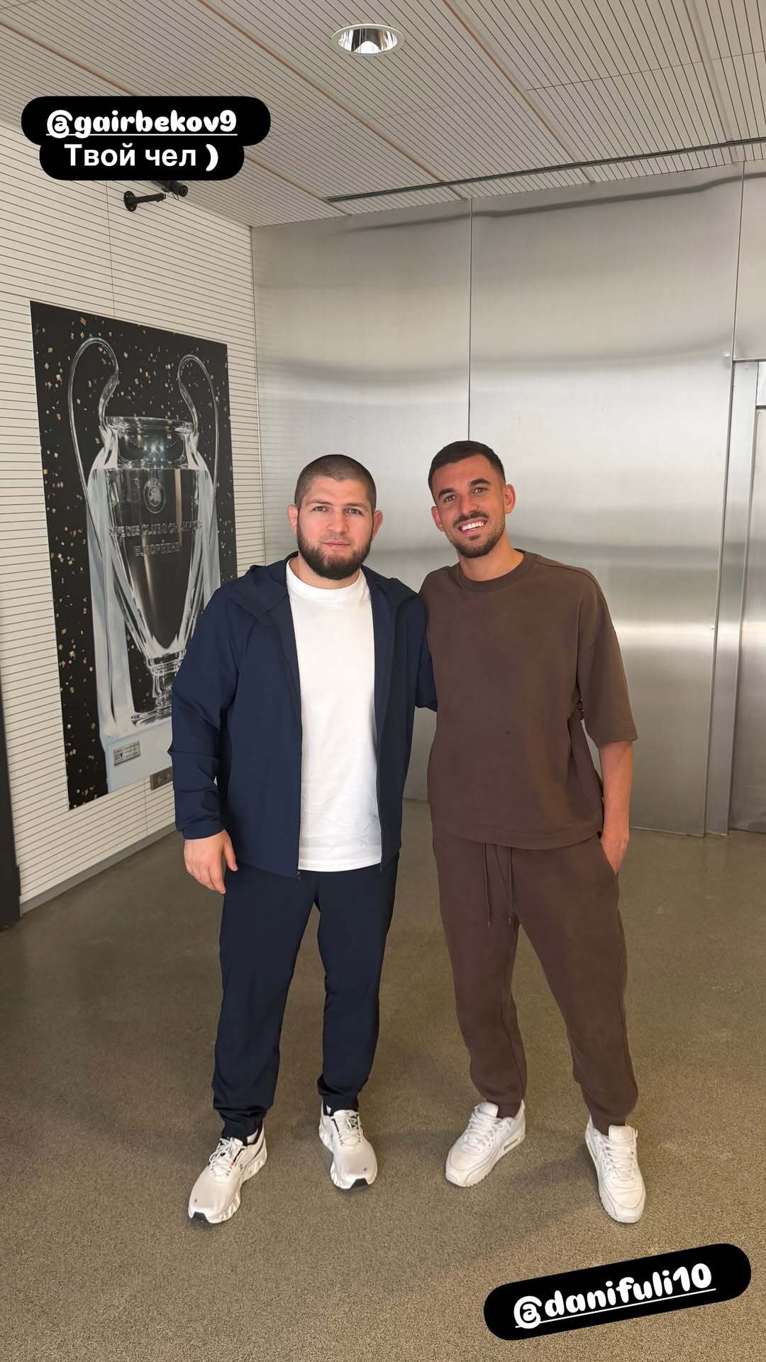 小鹰”哈比布·努尔马戈梅多夫（UFC轻量级冠军） 参观皇马训练并与球员们的合影。