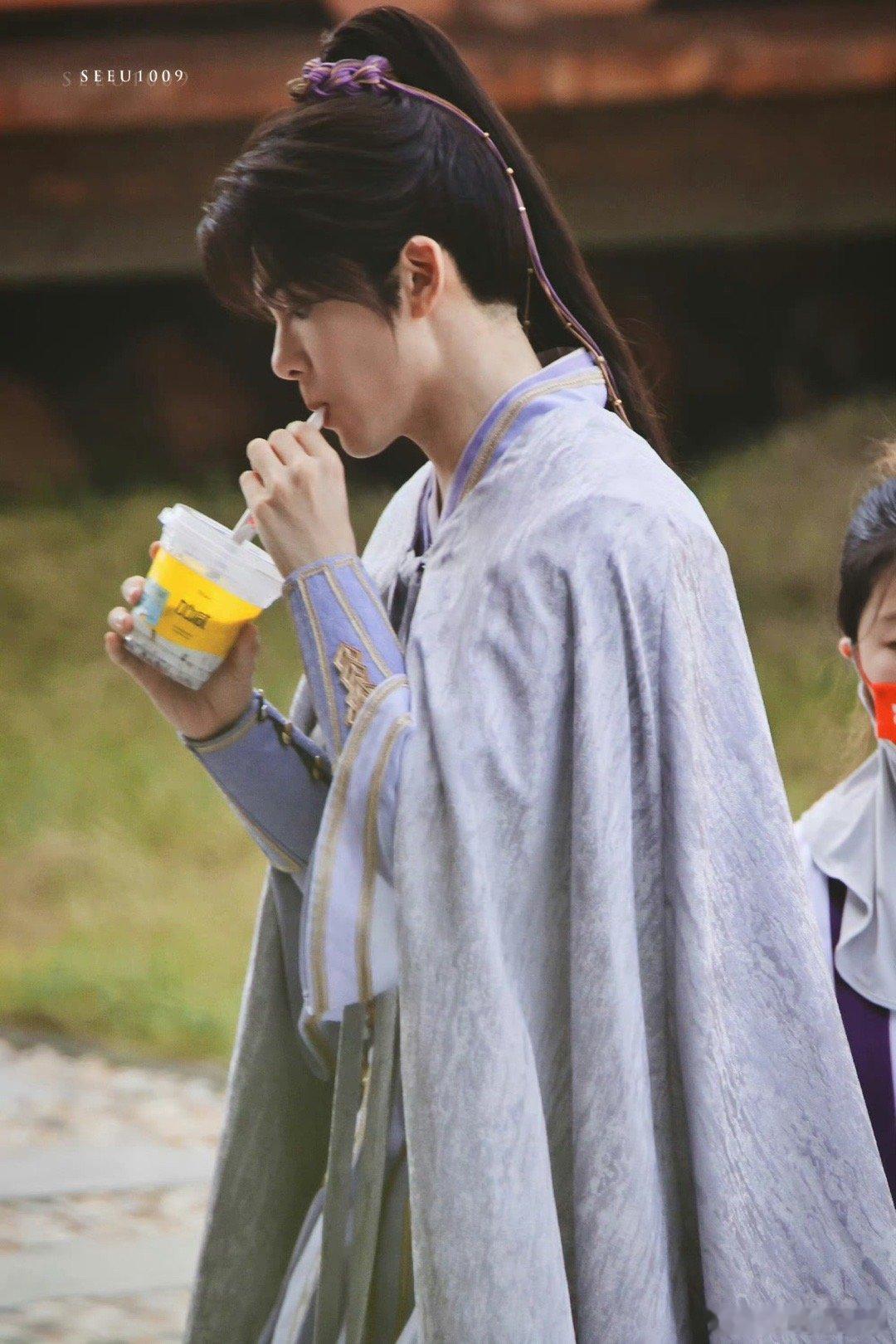 曾舜晞还是那么喜欢香芋奶茶 娱乐圈的变数很多，但曾舜晞对香芋奶茶的爱稳如泰山！澳