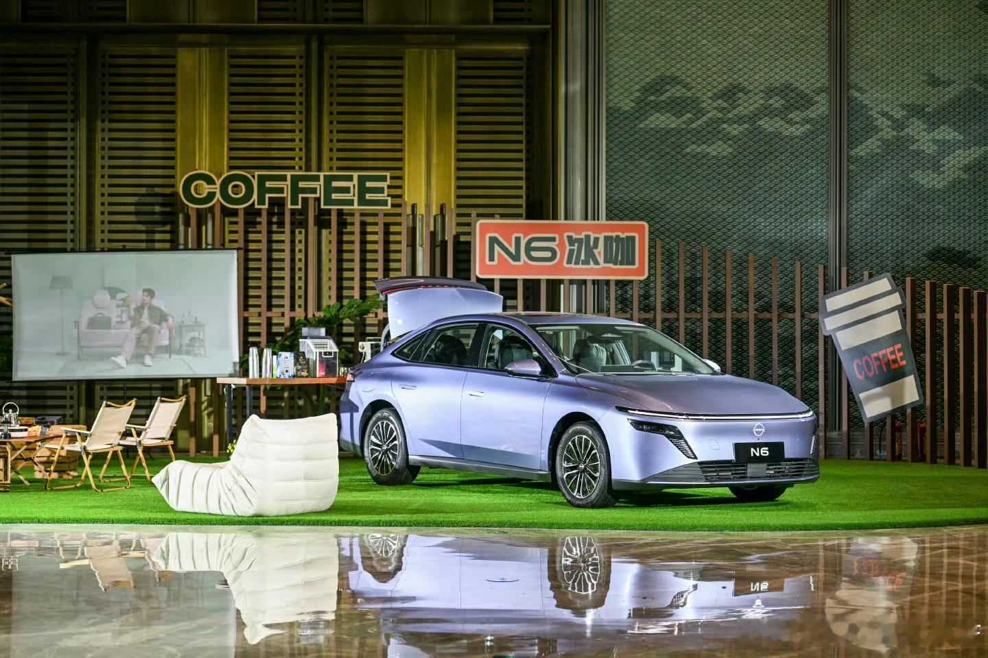 日产大沙发这个招牌，这两年是真被官方玩出圈了。N6的发布会现场，全场的座椅居然都