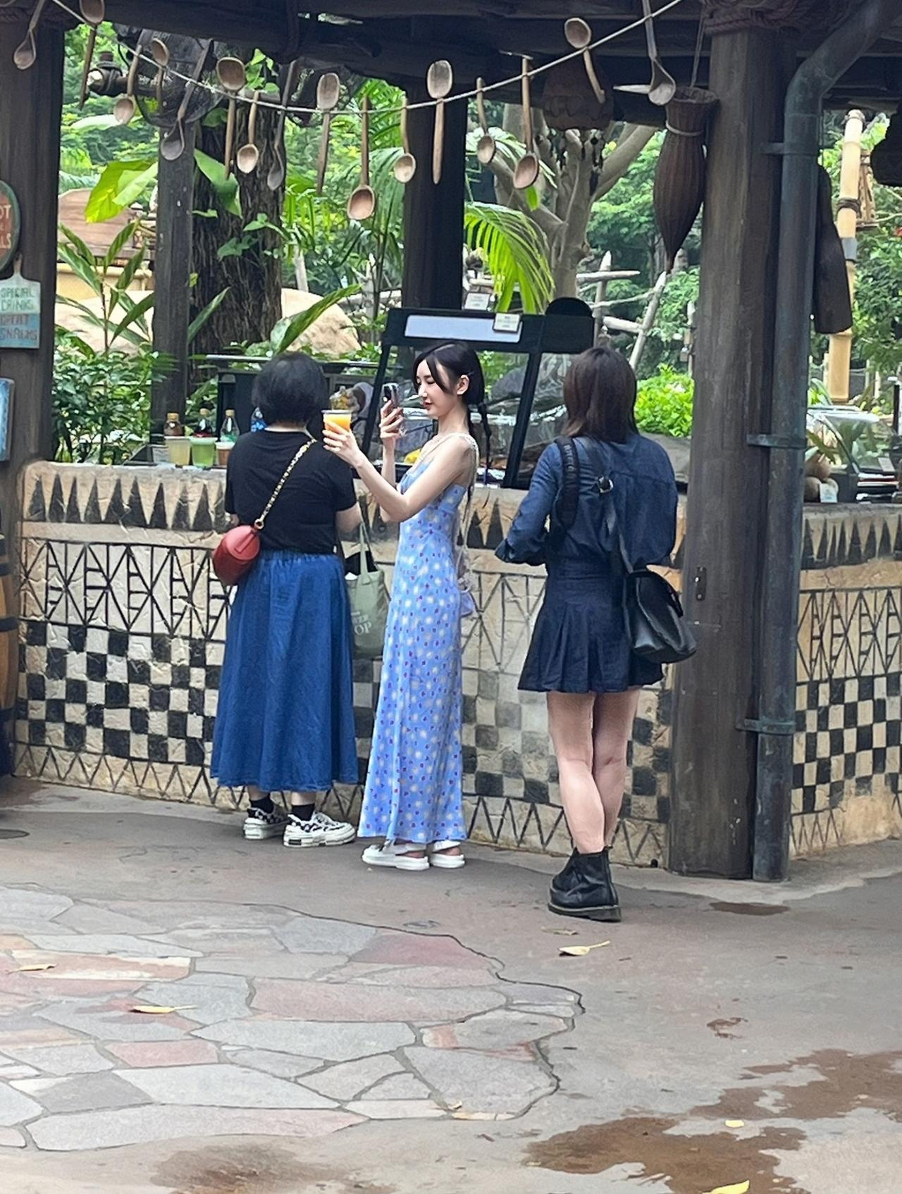 毛晓彤在香港迪士尼的旧照，当时有网友偶遇她的画面，扎着俩小辫子，太可爱了。

2