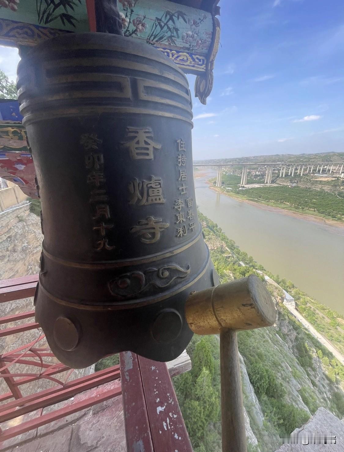 香炉寺是位于陕西省榆林市佳县黄河边的一处著名古寺，以其“险、奇、绝”的独特风貌被