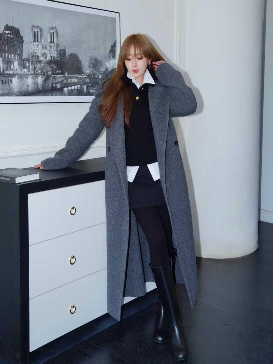 如何穿出高级优雅感?灰色长款大衣自带松弛气场，叠穿黑白针织与白衬衫下摆，层次分明