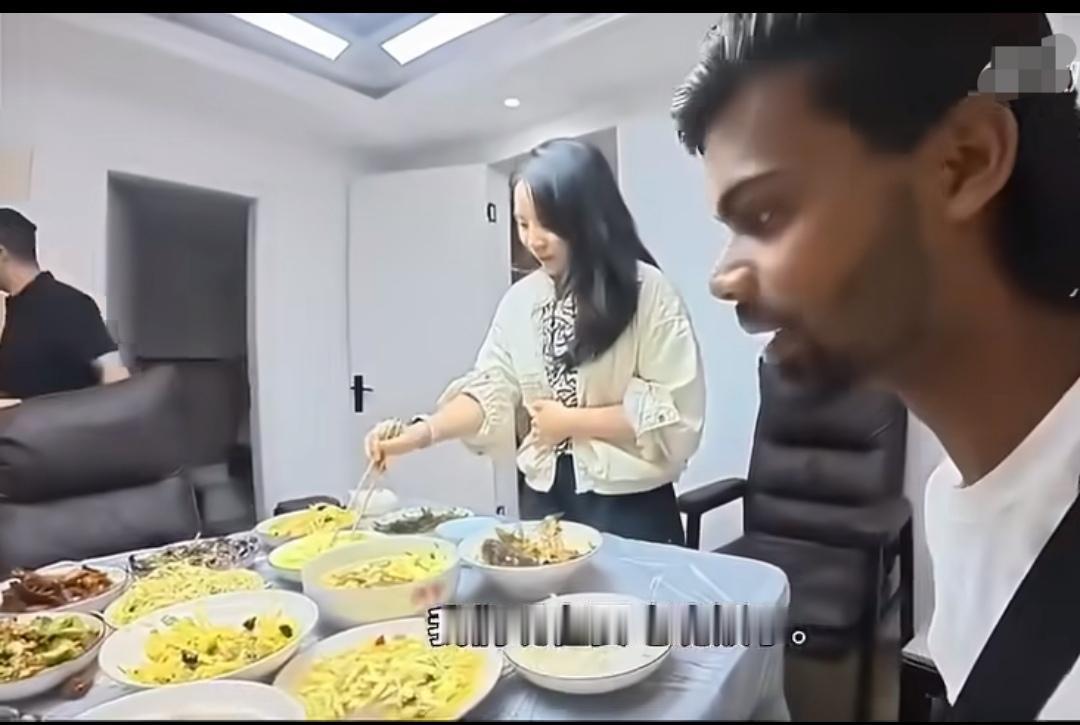 这就是中国式待客之道！印度小哥做客中国朋友家，体验了一把被热情投喂的“甜蜜负担”