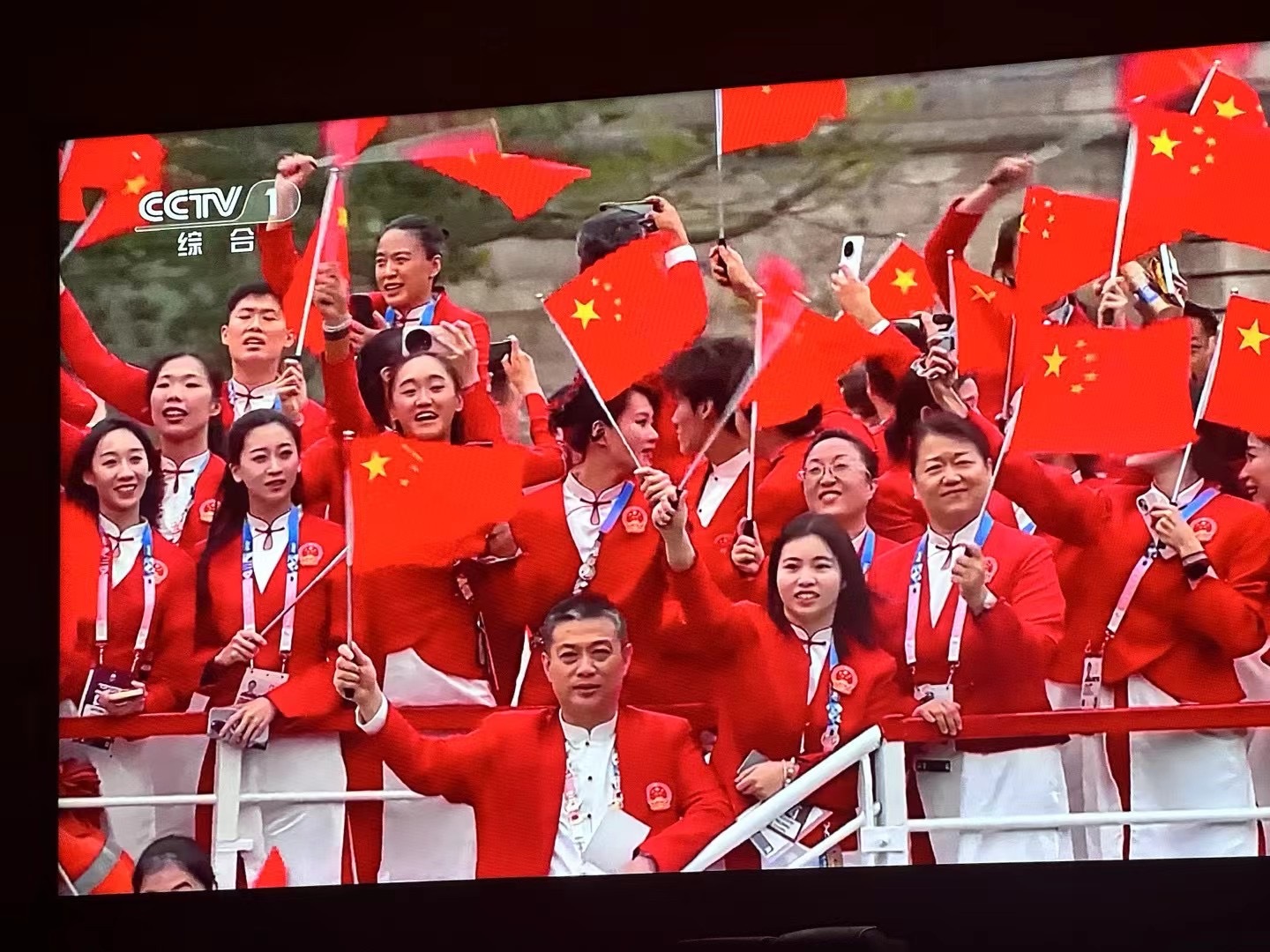 塞纳河上的中国红🇨🇳家人们，睡到这个点我竟然自己醒了[二哈]通过微博和朋友圈