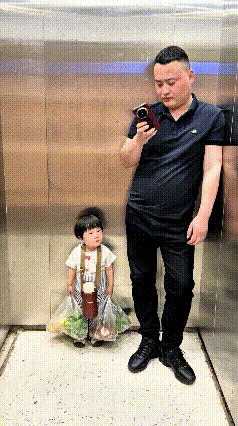 俺妞一到家就委屈巴巴跟她妈告状：以后说啥也不跟爸爸出门买菜了！
从菜市场到家，一