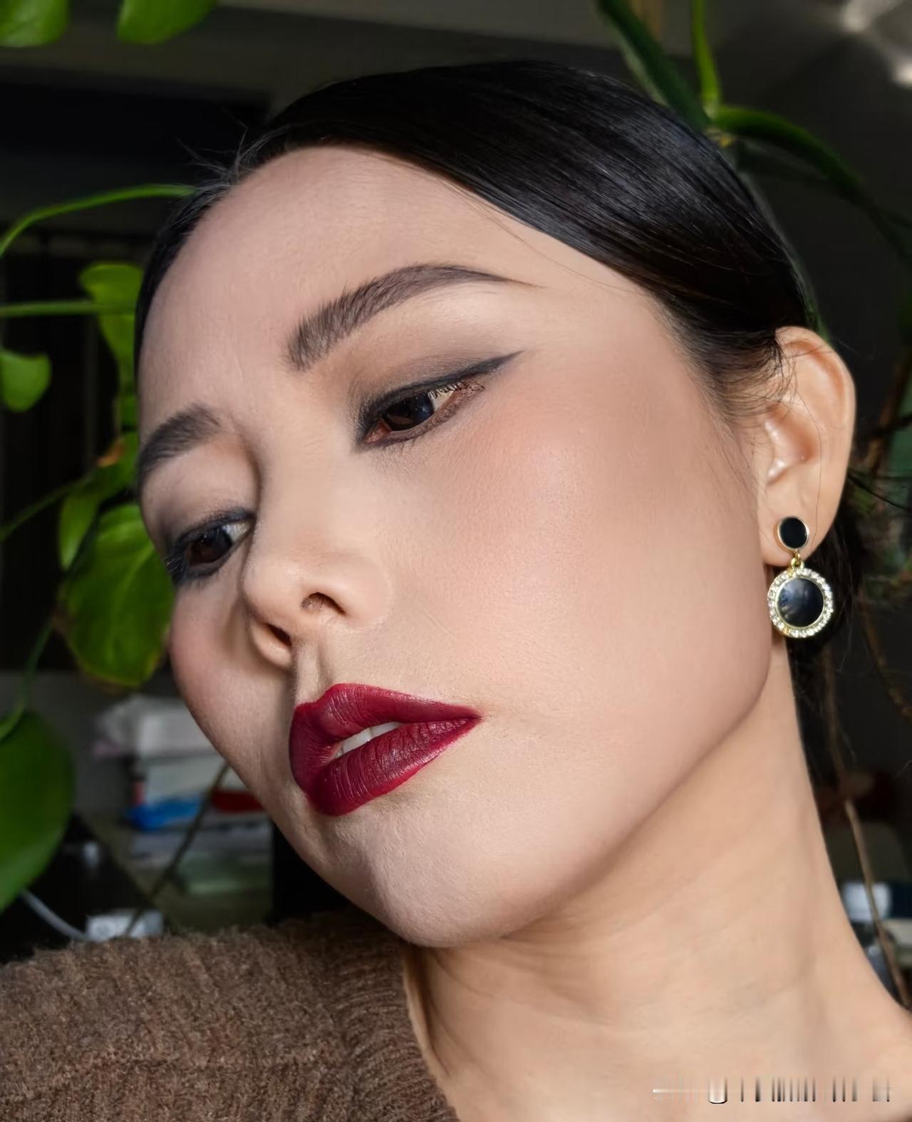 红唇黑发  地母系妆容黑发红唇女神 红唇美人照 深发红唇 红唇写真 红唇生活照 