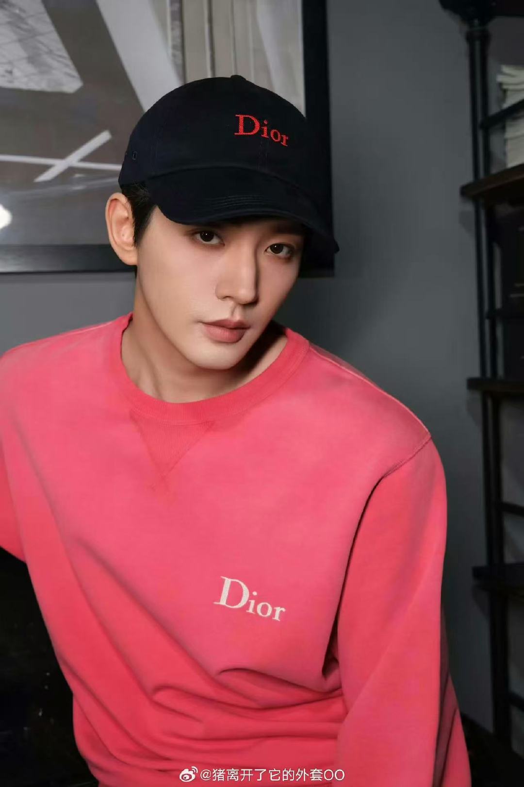 邓为粉色卫衣棒球帽造型邓为粉色卫衣棒球帽 邓为粉色卫衣棒球帽造型 