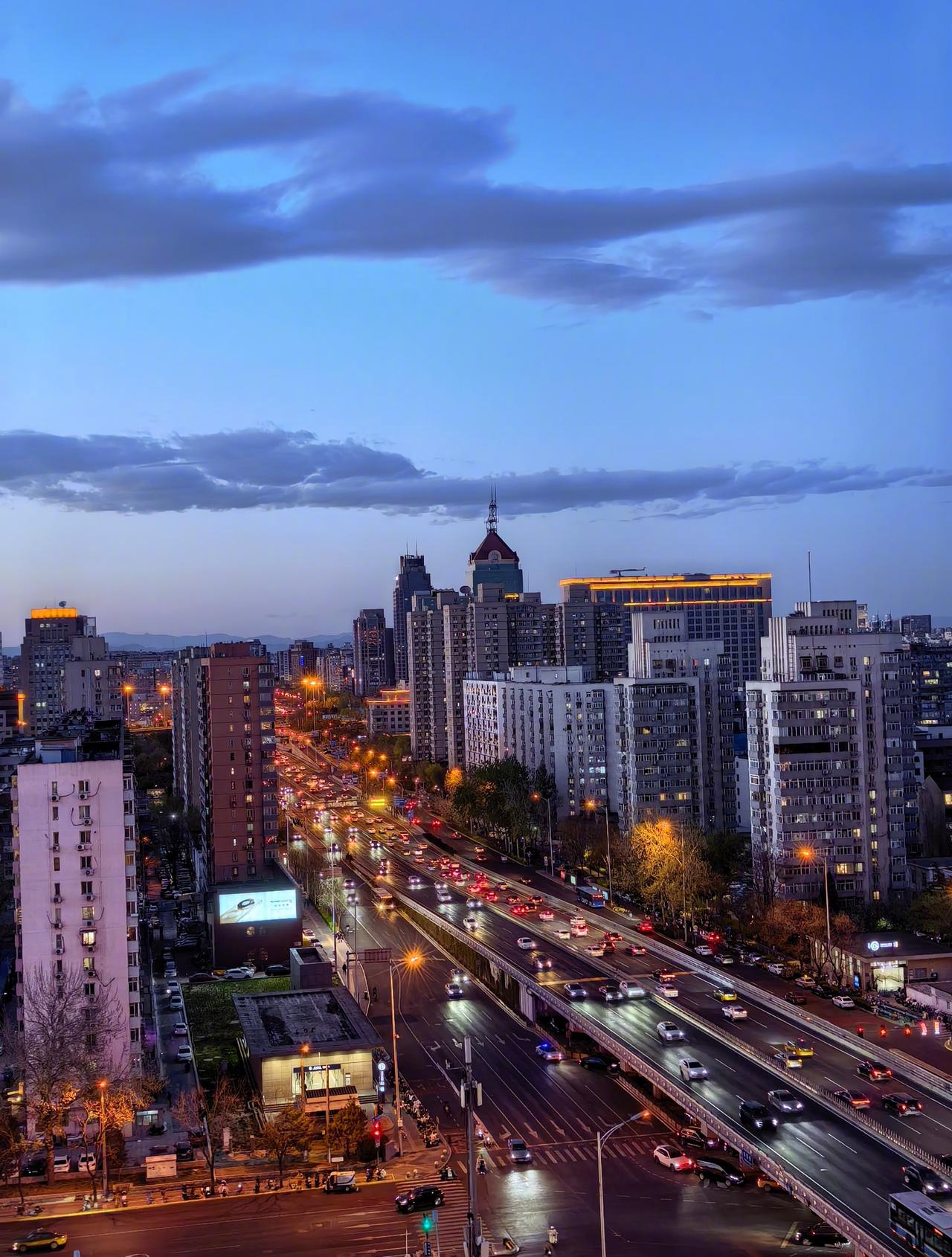 【解除大风蓝色预警信号】目前，本市大部分地区风力已减弱，市气象台2026年04月