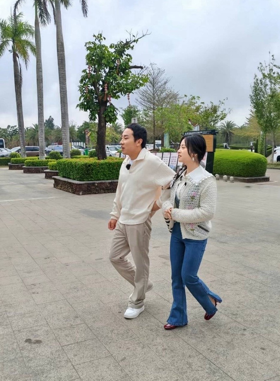 墩子是不是不爱洗澡啊 豹豹竟然也不嫌弃好甜好甜 
